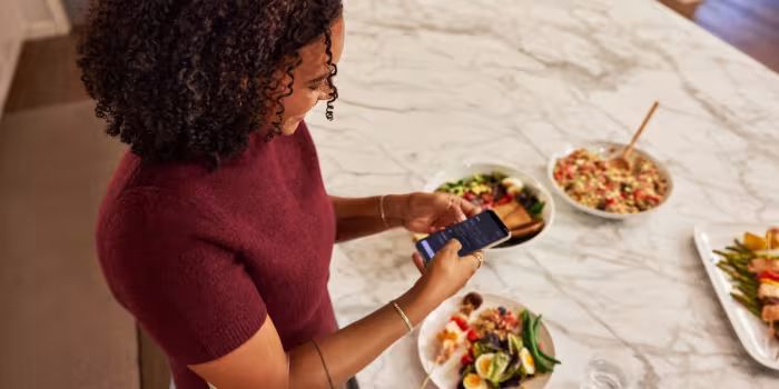 stelo-dtc-adult-in-kitchen-checking-phone-with-meal-1
