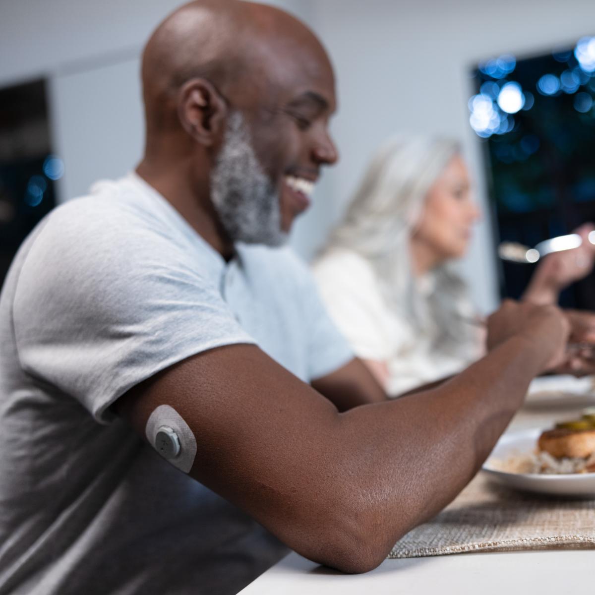 stelo-dtc-t2-nit-woman-and-man-eating-laughing