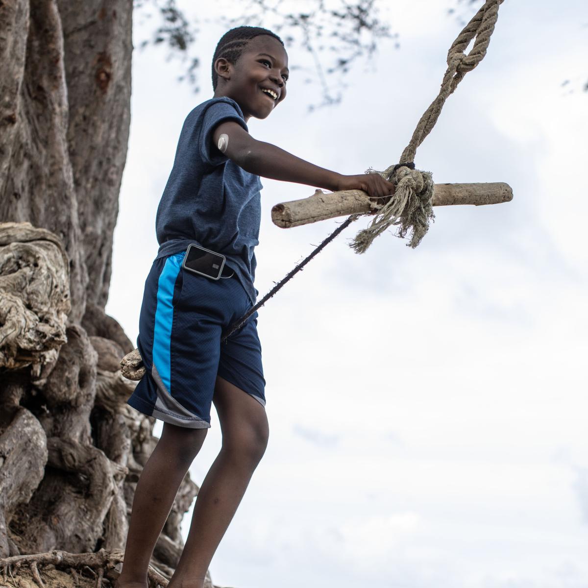 dexcom-g7-partners-tandem-tslim-boy-on-rope-swing