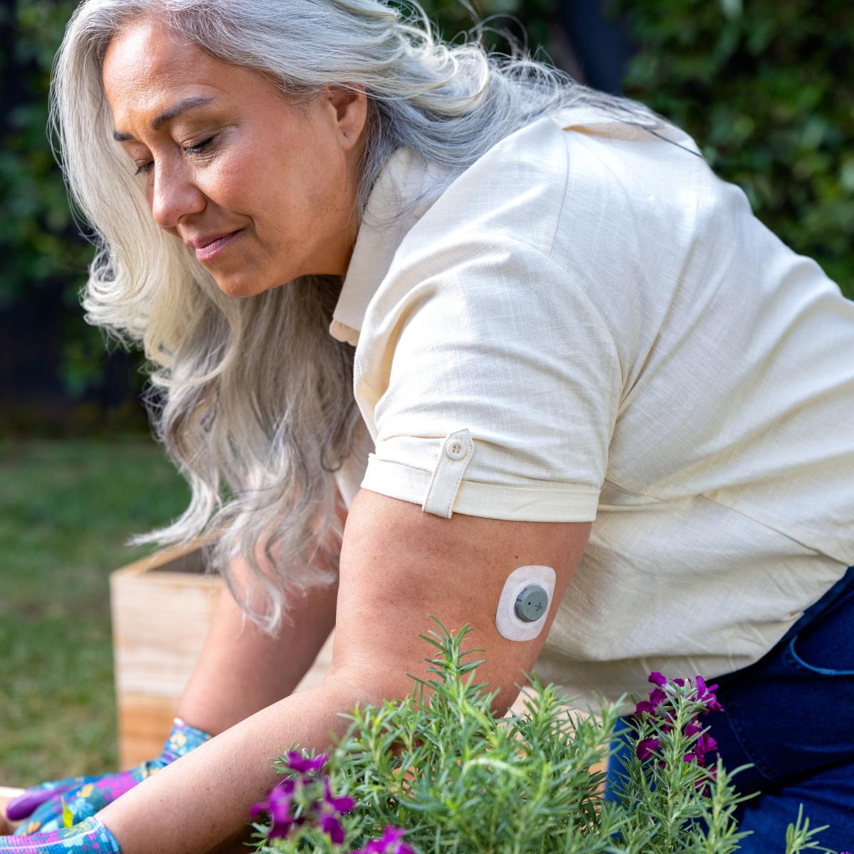 stelo-dtc-t2-nit-woman-in-home-garden-planting