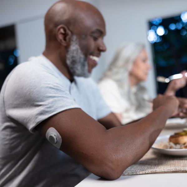 stelo-dtc-t2-nit-woman-and-man-eating-laughing